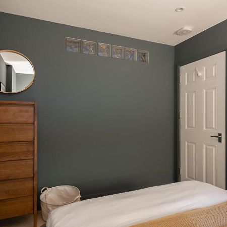 The Heart Of Shepherds Bush - Modern 2Bdr Apartment With Garden ロンドン エクステリア 写真