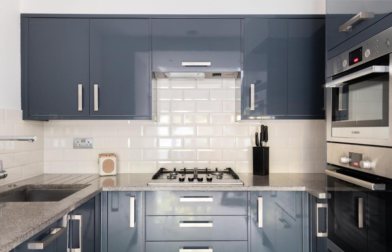 The Heart Of Shepherds Bush - Modern 2Bdr Apartment With Garden ロンドン エクステリア 写真