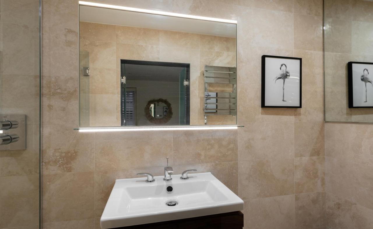 The Heart Of Shepherds Bush - Modern 2Bdr Apartment With Garden ロンドン エクステリア 写真