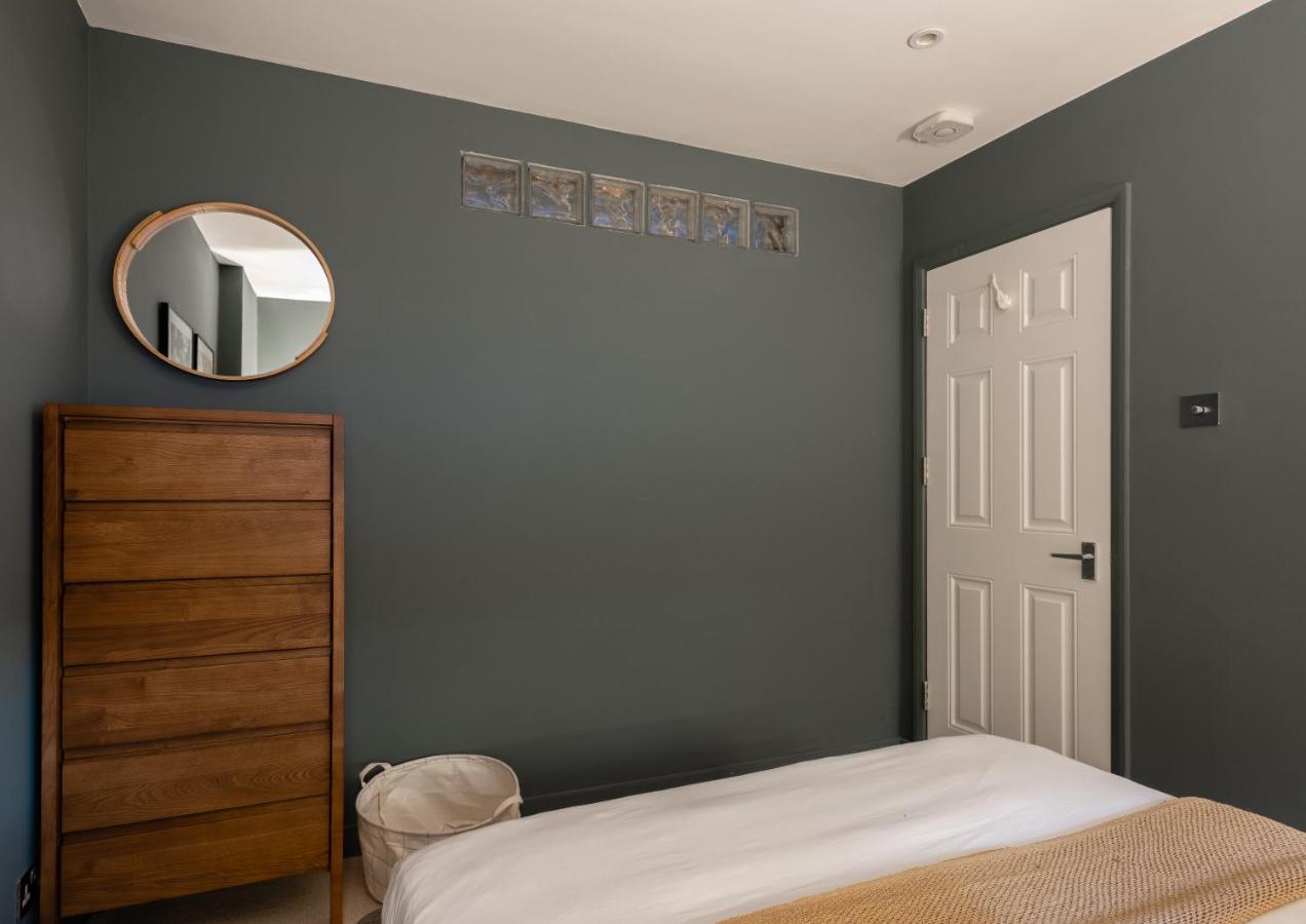 The Heart Of Shepherds Bush - Modern 2Bdr Apartment With Garden ロンドン エクステリア 写真